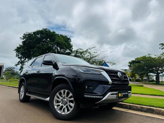 TOYOTA HILUX SW4 2.8 D-4D TURBO DIESEL SRX 7L 4X4 AUTOMÁTICO